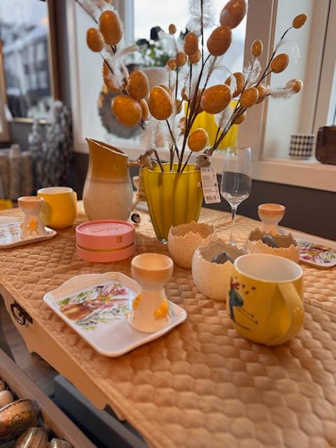 Bord med interiørprodukter